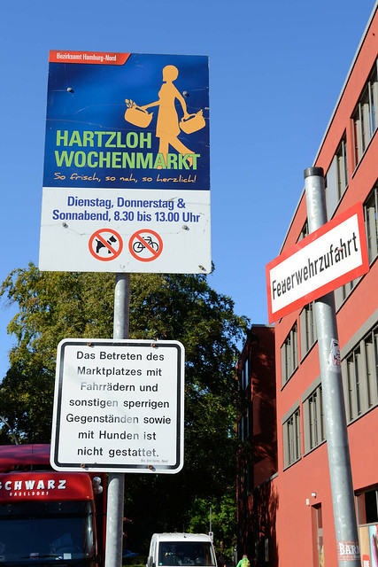 7425  Informationsschild vom Bezirksamt Hamburg Nord, Hartzloh Wochenmarkt - so frisch, so nah, so herzlich.