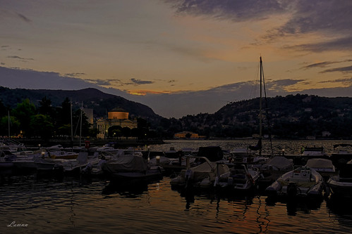 sunset lagodicomo lakecomo marina boats water reflections sky clouds colors mountain outdoor nature alessandrovolta scientist battery inventor museumvolta tempiovoltiano skyline travel fz1000 hdr