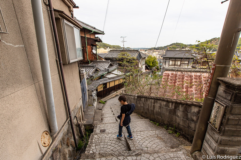 Eric andando por las calles de Onomichi