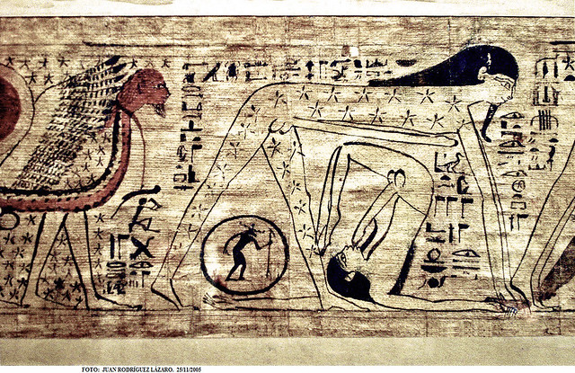 Viñeta del Amduat en el Libro de los Muertos de Henuttawy. Un inusual Osiris itifálico sustituye aquí a la diosa Nut en su papel de cielo nocturno. Debajo de él, el dios Geb se practica una autofelación.