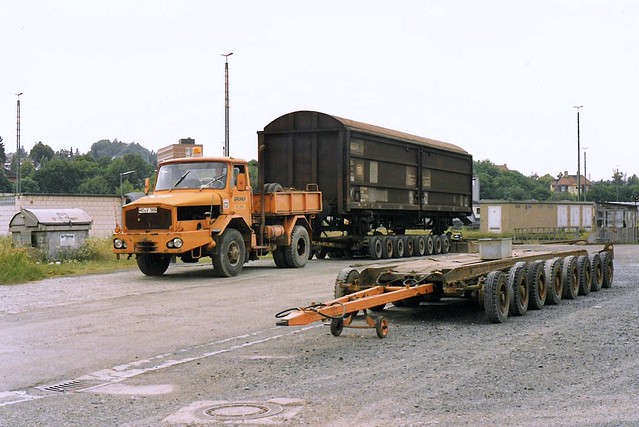 Hof: Verladung eines Güterwagens auf einen Culemeyer-Straßenroller mit einer Faun-Zugmaschine