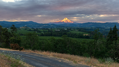 mthood hoodrivervalley sunrise goldenhour bluehour mountains valley farms hills panoramapoint countypark foothills cascademountains