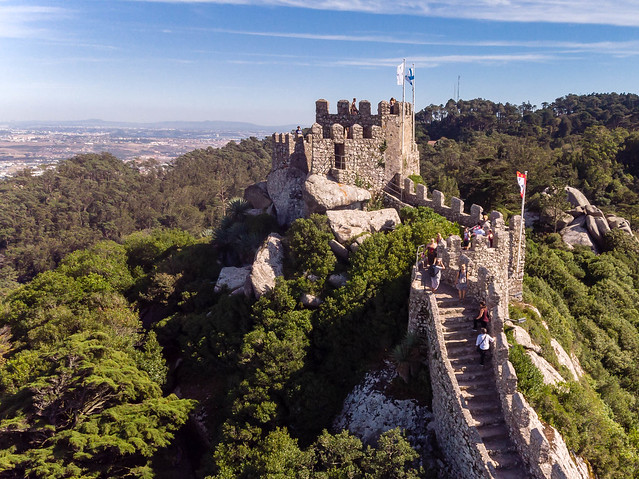Lufaufnahme des Aufstiegs zum Turm der Burg Castelo Dos Mouros