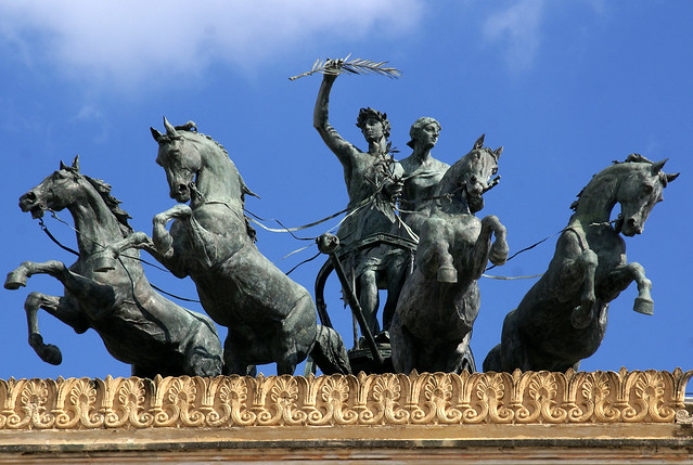 Palermo, Piazza Ruggero Settimo, Teatro Politeama Garibaldi, Bronze-Quadriga