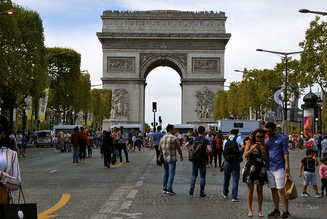 Aperçu de l'Arc de Triomphe depuis l'Avenue des Champs Elysées