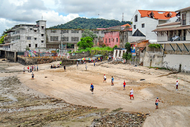 2011-09-18 (38) American Baseball am Strand der Altstadt von Panama City (Panama) - American Baseball ist die beliebteste Sportart in Panama. Gespielt wird ueberall, wie hier am Strand der historischen Altstadt von Panama City