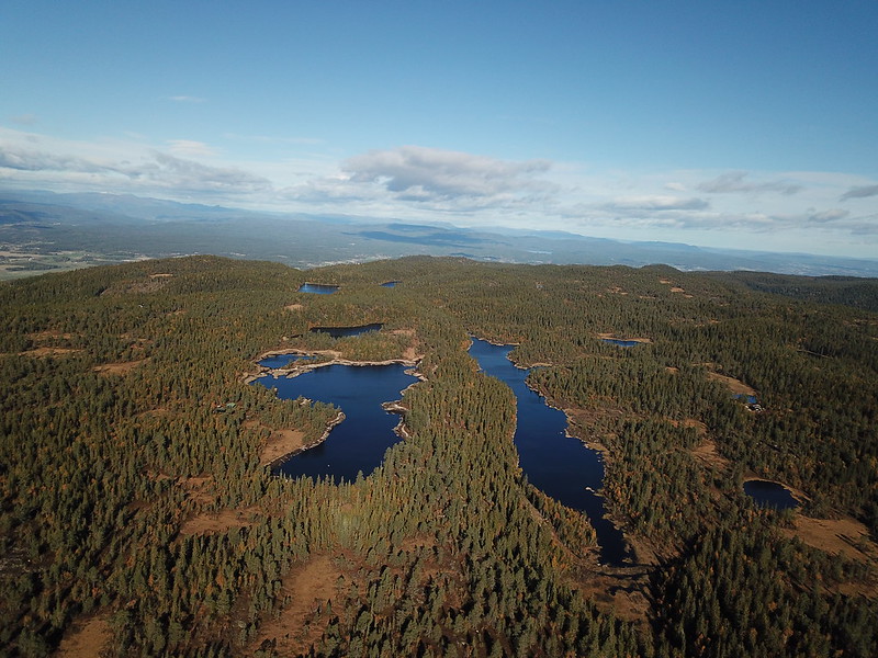 40-Kroktjern og Lang-Heggesjø fra Hovlandsfjell (drone)