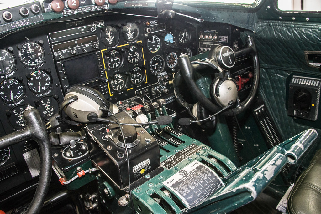 b 17 cockpit