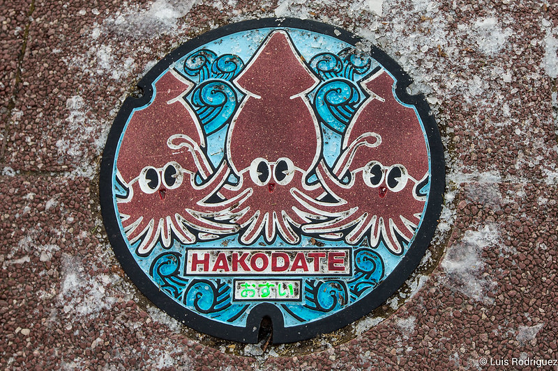 Tapa de alcantarilla de Hakodate con los típicos calamares de la ciudad