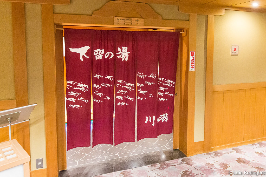Incluso si no pone el kanji de "mujer" o la palabra "women", el color rojo indica que estamos ante el onsen de mujeres