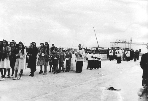 Processo a la Platja, amb mossèn Montoliu. 1948. La Francisca al fons.