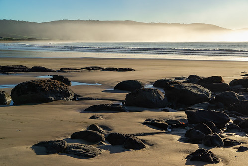 beach curiobay curiobaybeach nz newzealand southisland water blue calm earlymorning fog ocean rocks sandsouthland sea sky still