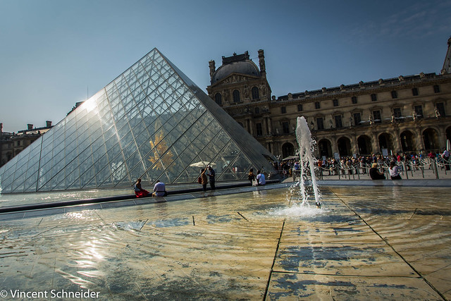 Le louvre et les bassins devant la pyramide à Paris