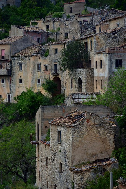 Ruderi di Romagnano al Monte, paese fantasma abbandonato nel 1980 a seguito del terremoto dell'Irpinia