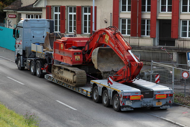 Löffelbagger verladen auf Lastwagen vor dem Restaurant Bären in Ostermundigen bei Bern im Kanton Bern der Schweiz