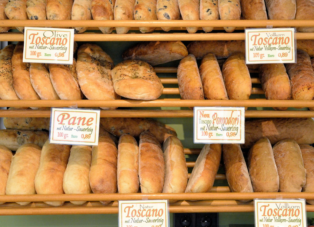7245 Wochenmarkt am Immenhof im Hamburger Stadtteil Uhlenhorst - Marktstand mit mediterranen Delikatessen;  unterschiedliche Brotsorten