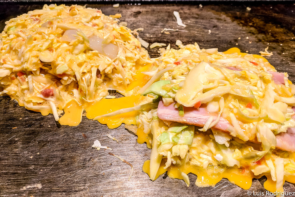 Cocinando un okonomiyaki estilo Osaka
