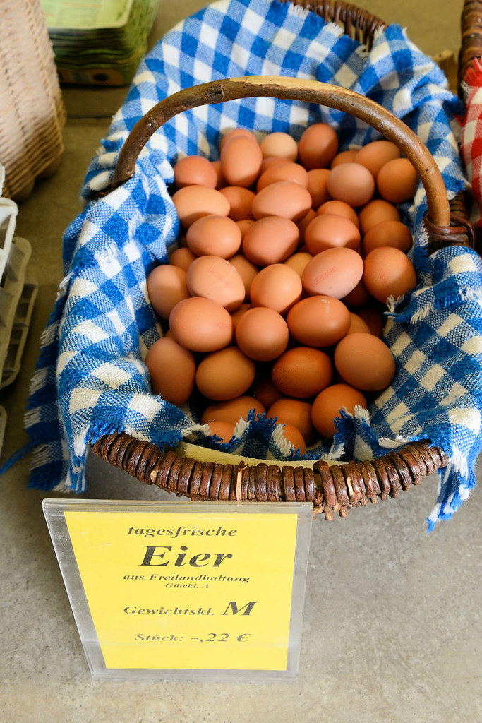 7067 Marktstand mit tagesfrischen Eiern im Korb auf dem Wochenmarkt an der Borsteler Chaussee im Hamburger Stadtteil Groß Borstel.