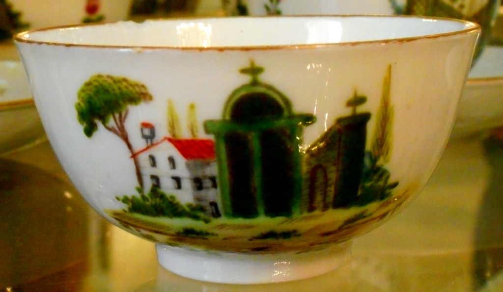 Cups with landscapes (about 1765) - Manufacture by Geminiano Cozzi in Venice - Villa Pignatelli Museum in Naples