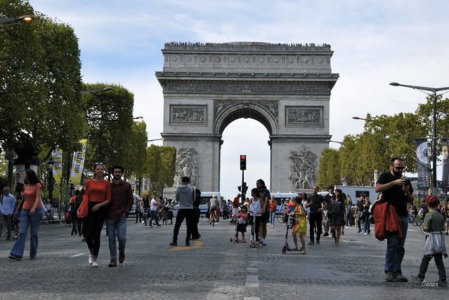 Aperçu de l'Arc de Triomphe depuis l'Avenue des Champs Elysées 2