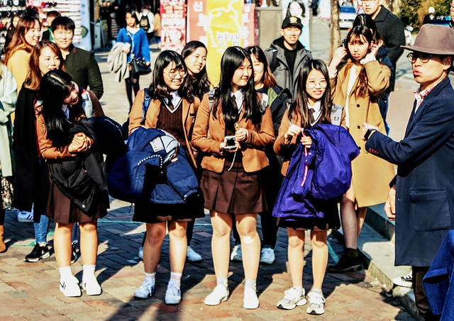Seoul Street Magician & Schoolgirls