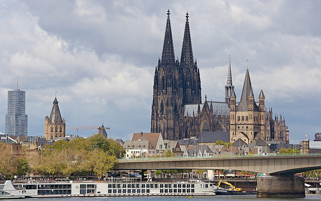 Blick über die Deutzer Brücke auf Groß St. Martin und den Dom - Köln