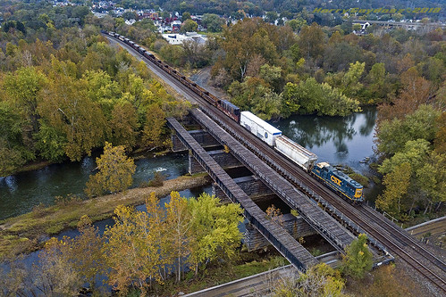 trains railroads locomotives pa pennsylvania newcastle mahoningtown csxtransportation csxt2693 csxtd755