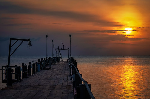 sunrise dawn morning sun sea jetty silhouette reflection cloud water colour pier wooden samui thailand