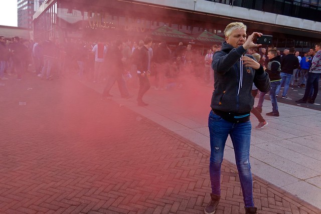 Ajax supporters bouwen een feestje / Amsterdam