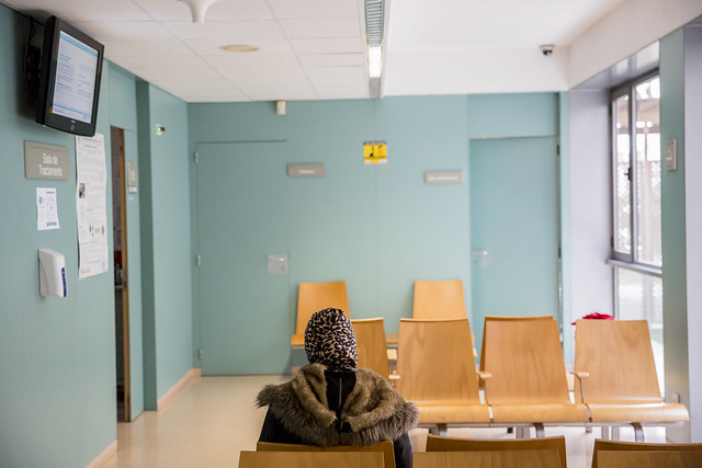 Dona espera el seu torn al Centre d'Atenció Primària