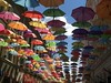 Lustige Schirme in der Fußgängerzone von Temeschwar