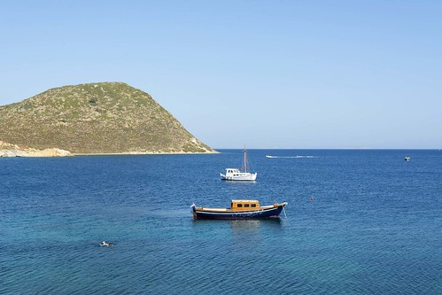 europe greece grèce dodécanèse dodecanese island île patmos mer sea méditerranée mediterranean eau petra boat bateau fishingboat