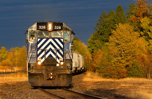 easternwashingtongatewayrailroad ewg easternwashingtongateway mrl montanaraillink mrlsd45 sd45 emd emdsd45 graintrain train railroad highlinegrainterminal fourlakeswashington medicallakewashington freighttrain freight sunset golden fallcolor fall ewg328 mrl328