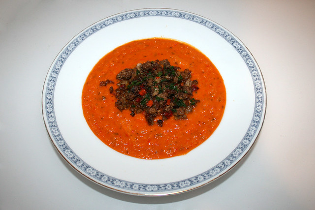 52 - Bell pepper carrot soup with mince gröstl - Served / Paprika-Möhrensuppe mit Hackfleischgröstl - Serviert