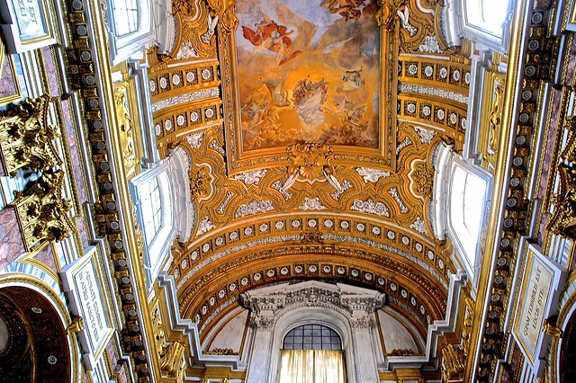Basilica del Santi Ambrogio e Carlo al Corso. Rome. The symmetry. In gold.