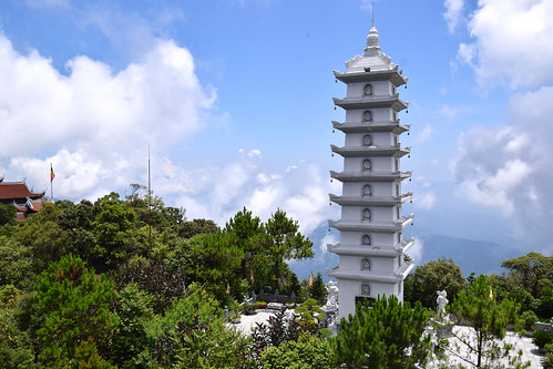 banahills vietnam themepark danang buildings asian pagoda temple