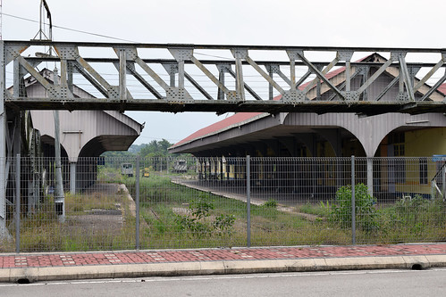 2018 september malaysia closed narrowgauge railroad railway station platform gemas nikond3300