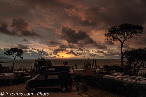 travel traveling travelling photos journey trip road reise reisefotos world europe photography frankreich france côte d’azur nikon d700 nikkor afs 424120vrii 24120 lightroom gps digps dawntech vw volkswagen vdub t4 carthago malibu camper campervan campingbus vwbus bus vanlife van bedonwheels travellingonwheels roaming campers campervans roamingholiday campdudomaine lafaviere bormeslesmimosas lelavandou sunrise