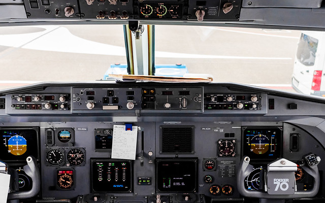 Fokker F70 PH-KZM KLM Cityhopper Cockpit