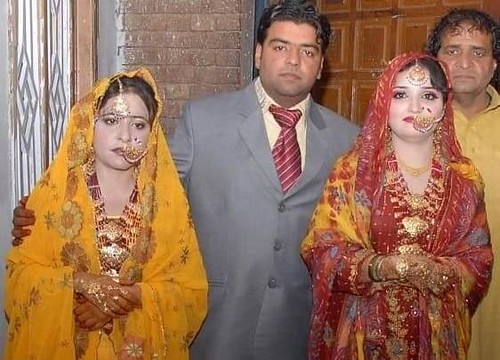 3961 A Pakistani man marries 2 Women on the Same Day at the Same Time 02