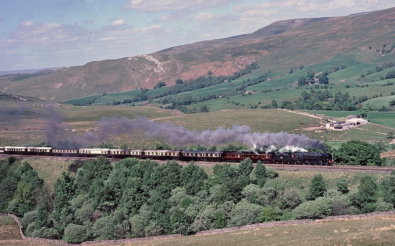 Duke of Gloucester with a southbound CME on 1/6/1991.
The northbound leg was worked by 46203 in the shot alongside
Copyright David Price
No unauthorised use