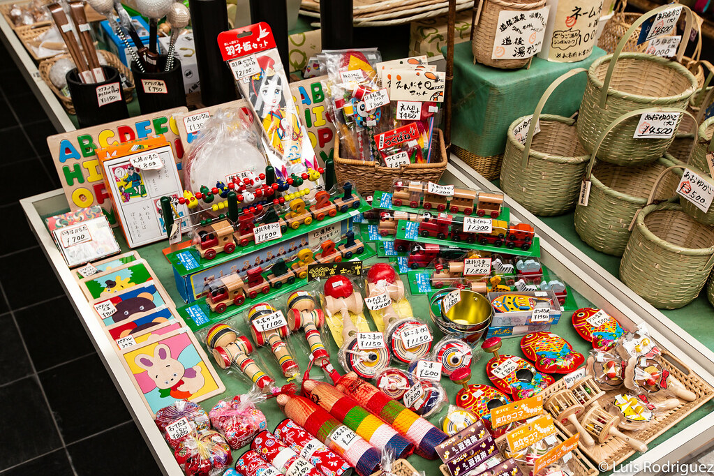 Juguetes tradicionales en las calles comerciales de Dogo Onsen