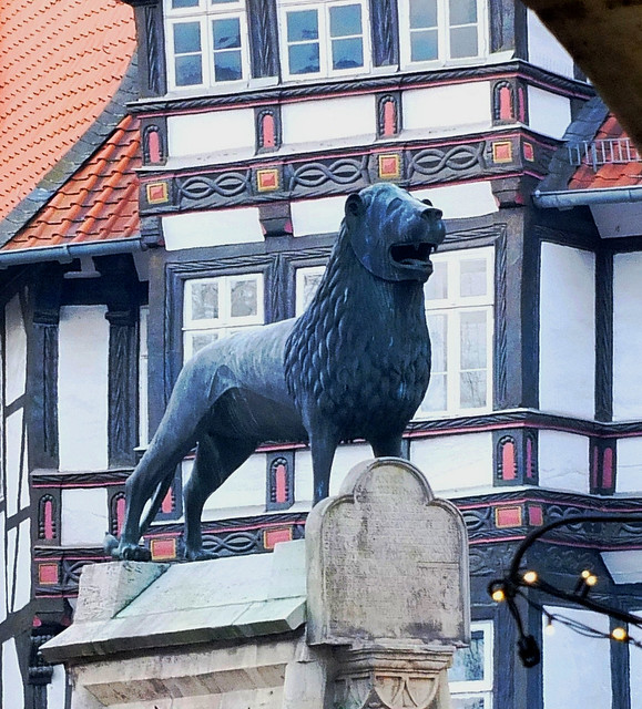 Der Braunschweiger Löwe wurde im 12. Jahrhundert auf dem Burgplatz aufgestellt und ist (nördlich der Alpen), die älteste erhaltene Großplastik des Mittelalters. Das inzwischen restaurierte Original ist heute durch ein Replikat ersetzt