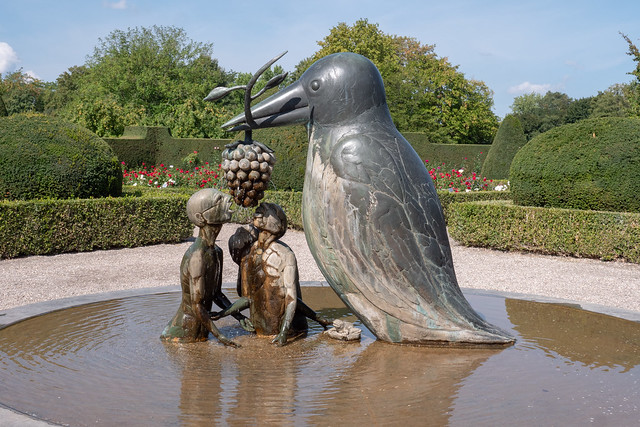 Berlin, Britzer Garten: Brunnen im Rosengarten - Fountain in the Rose Garden