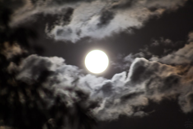 Full Moon vs. Clouds / @ 300 mm / 2018-10-24