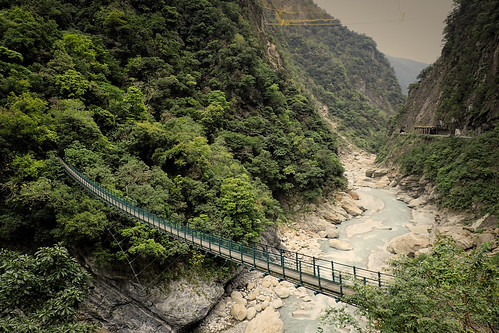 paysage passerelle randonnée montagne gorges taroko taïwan chemin pédestre eau rivière lit