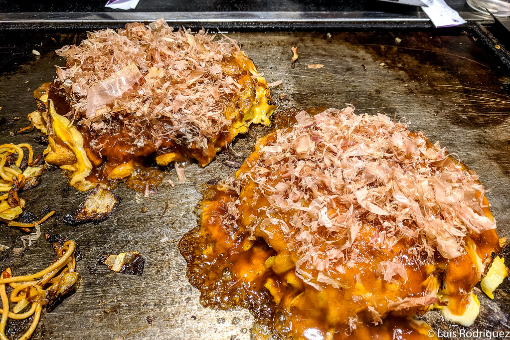 Okonomiyaki al estilo de Osaka ya preparado