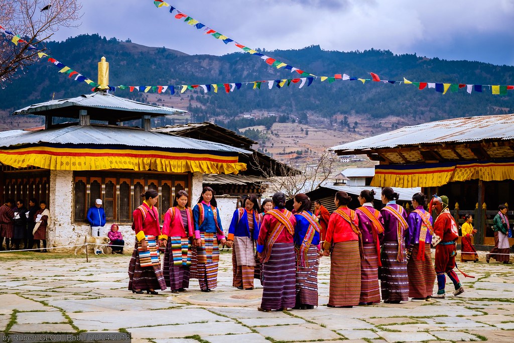 Бутан счастье. Буддизм в бутане. Бутан народ. Бутан население. Бутан Страна счастья.