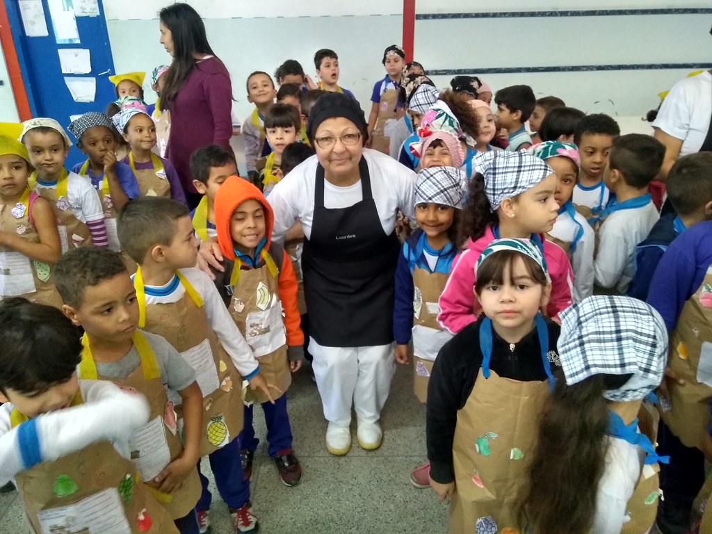 Alunos da EPG Vicente Ferreira prestam homenagem ao Dia da Merendeira ...