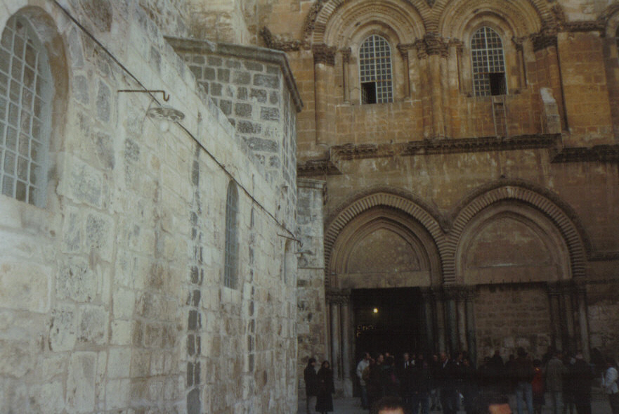 Entrada a la Iglesia del Santo Sepulcro, Ciudad Vieja de Jerusalén. Entrance to the Church of the Holy Sepulchre, Old City of Jerusalem - www.meEncantaViajar.com